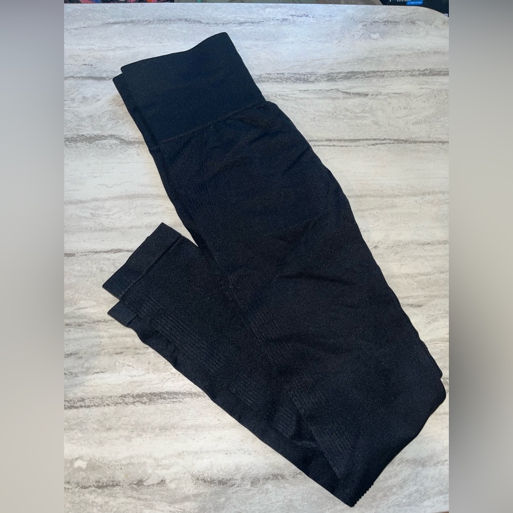 Black High-Waisted Exercise Leggings w Butt Shaping